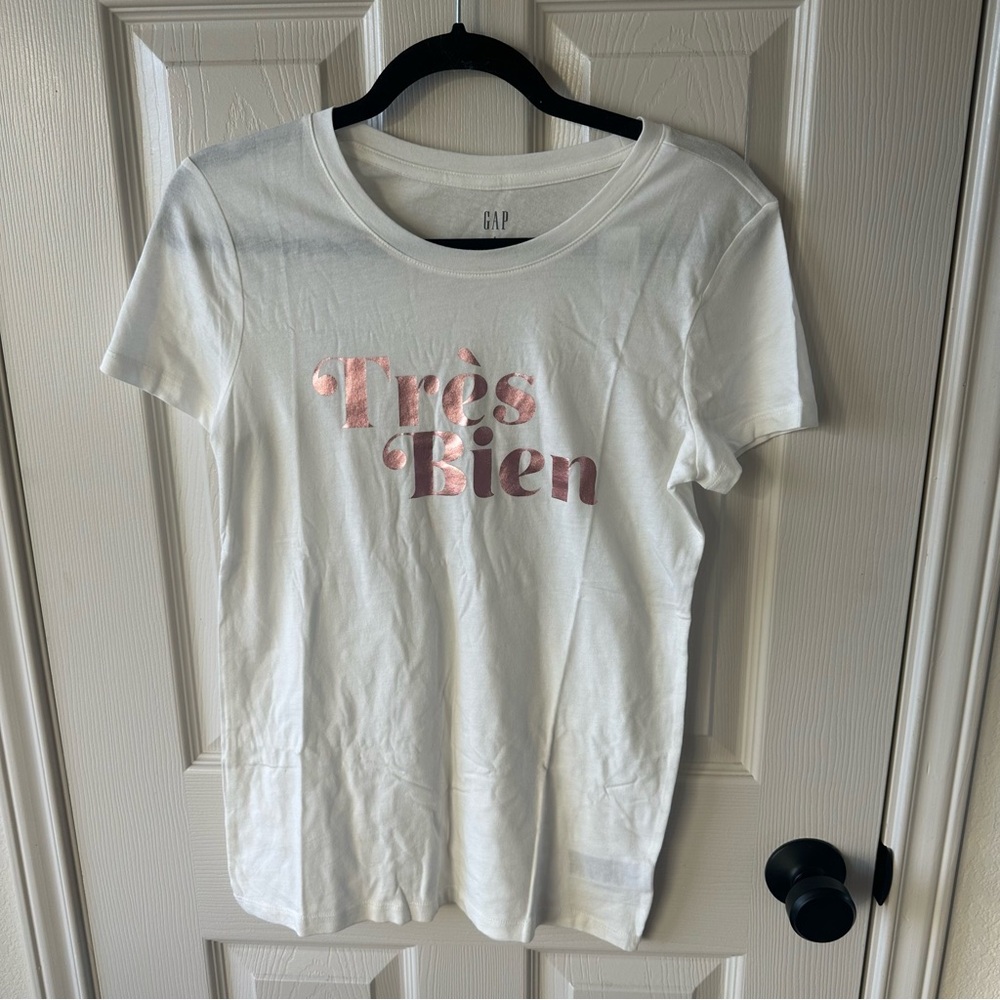 GAP Cream Short Sleeve Logo Tee Tres Bien